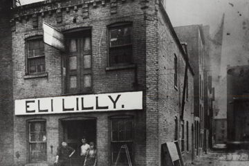 Geschäft von Eli Lilly im Jahr 1885 in Indianapolis (USA), aus dem ein global operierender Pharma-Riese wurde. Das Pharmaunternehmen muss sich regelmäßig nationalen wie auch ausländischen GMP-Inspektionen unterziehen.