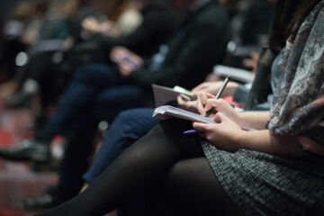 For international pharmaceutical and medical technology congresses, specialised conference interpreters are booked who have a perfect command of this complex service. Conference interpreters for English, Russian, German present examples.