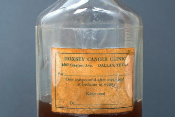 Foto einer Flasche von Hoxseys wirkungslosem „Heilmittel“ gegen Krebs, das die FDA in den 50er Jahren vom Markt nahm. Geschichte der FDA lesen!